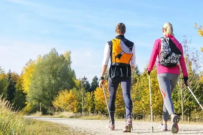 Foto di due persone che camminano, una delle attività sportive vicine a larocca camping