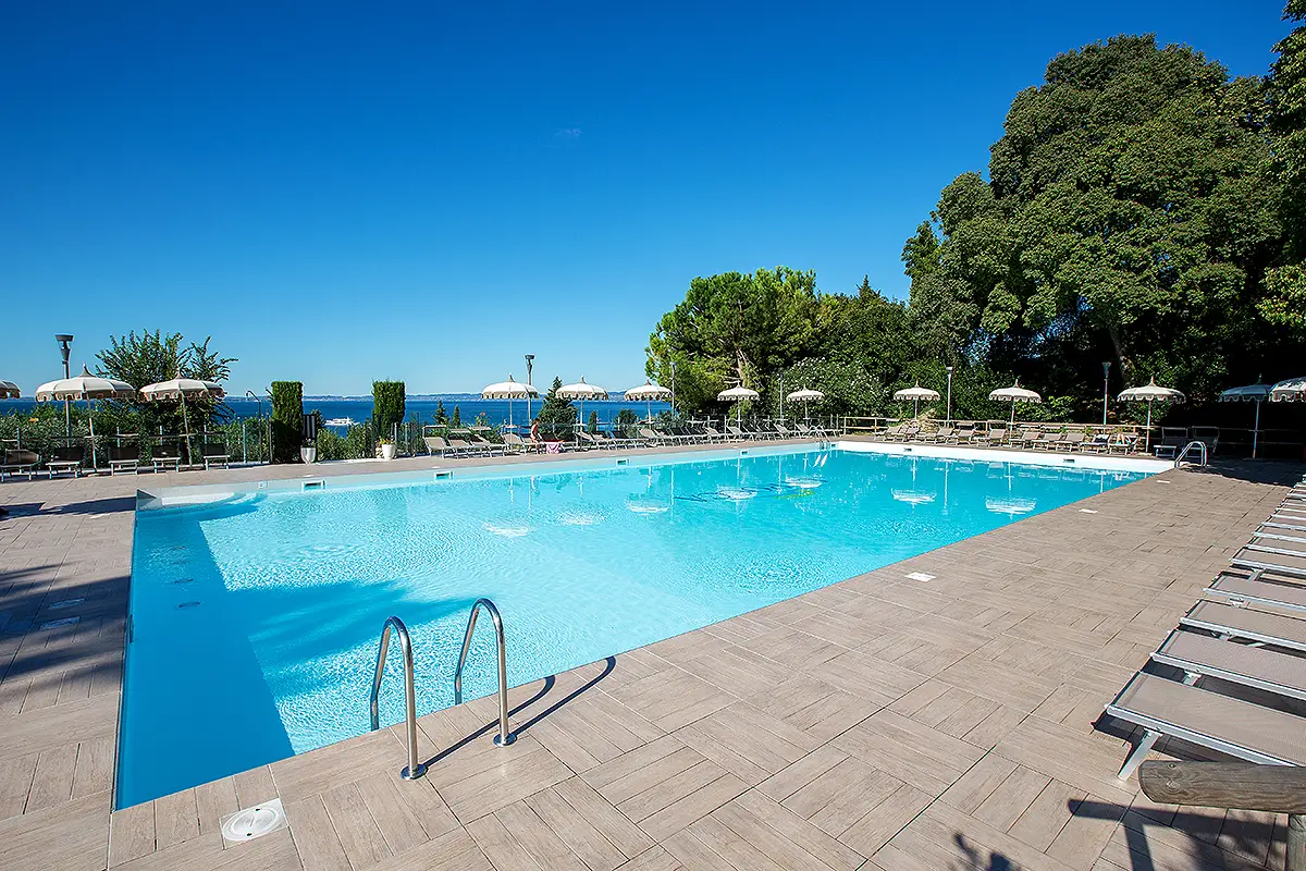 piscina panorama con vista lago di garda bardolino