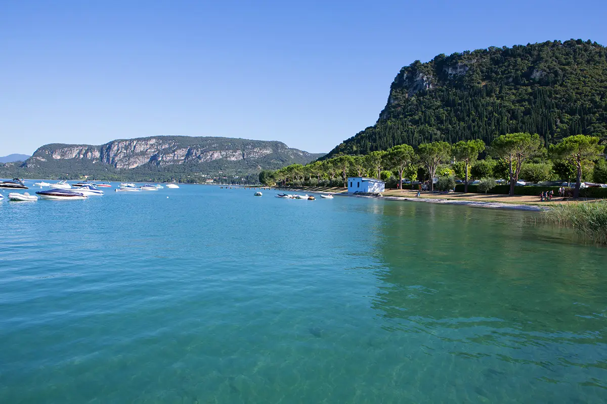 spiaggia con barche lungolago Bardolino