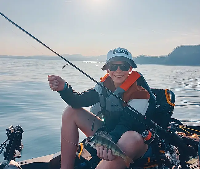 ragazzo-pesca-in-kayak-sul-lago-di-garda-bardolino