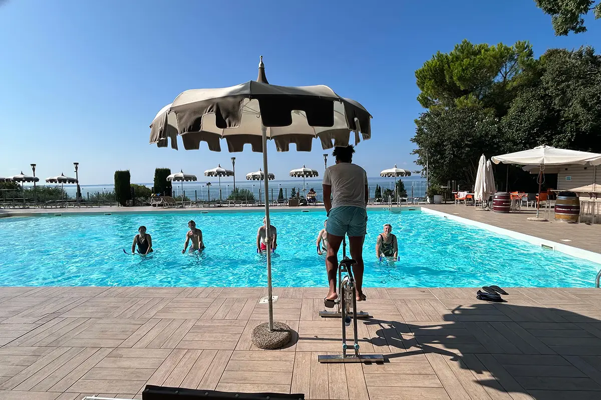 gruppo di persone fanno hydrobike in piascina panorama cmaping la rocca