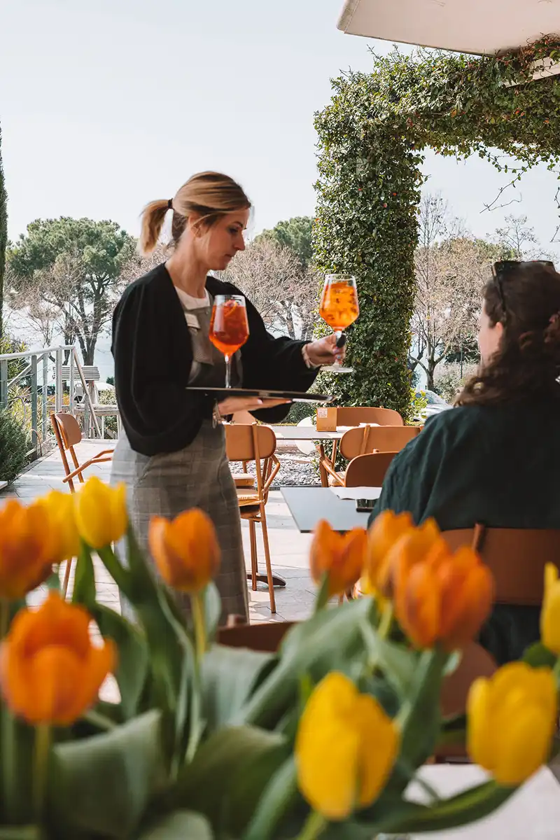 Momento di aperitivo presso lo spazio esterno del ristorante Botanika a Bardolino