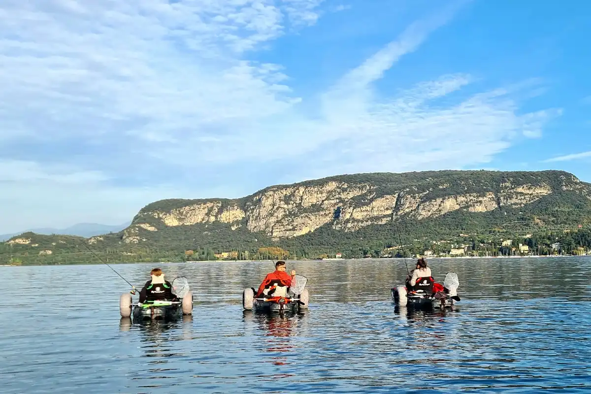 kayak da pesca nelle acque del lago di Garda antistanti il campeggio la Rocca di Bardolino