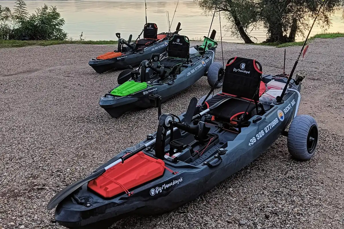 3 kayak da pesca a disposizione degli ospiti del campeggio La Rocca di Bardolino